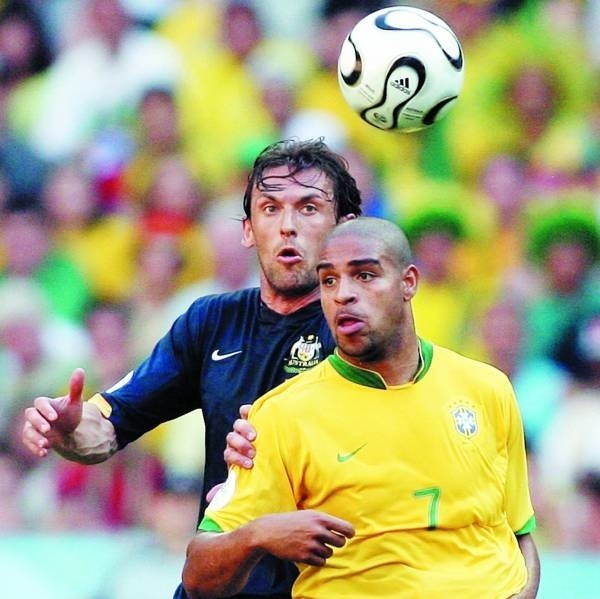 Adriano uciekł obrońcom i strzelił pierwszą bramkę.