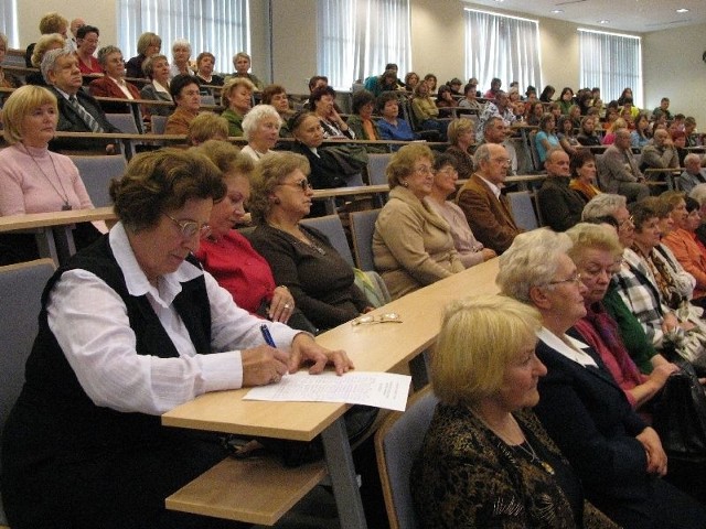 Dzięki współpracy z Państwową Wyższą Szkołą Zawodową w Tarnobrzegu zajęcia organizowane przez Uniwersytet III Wieku odbywają się w salach wykładowych uczelni.