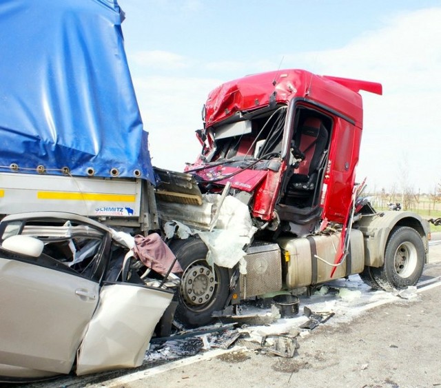 Sędziwuje: Wypadek śmiertelny na DK 8. Kobieta nie żyje, drugi kierowca cudem ocalał.