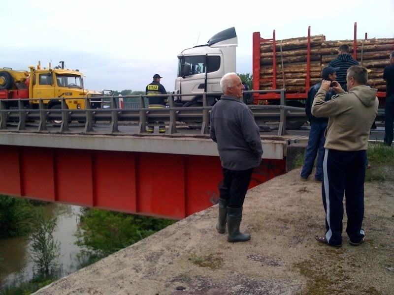 Zdjęcie z wypadku na moście pomiędzy Zieloną Górą a...