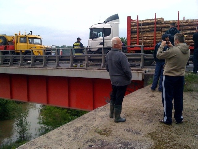 Zdjęcie z wypadku na moście pomiędzy Zieloną Górą a Sulechowem nadesłane przez naszego Czytelnika Miłosza Miedzińskiego