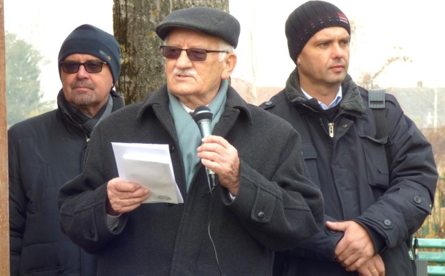 Andrzej Wadowski (w środku), prezes buskiego koła Stowarzyszenia Elektryków Polskich, już po raz 22. prowadził rajd szlakiem Legionów Polskich na Ponidziu.