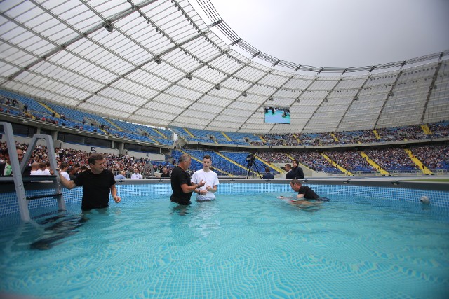 Przed południem rozpoczęła się ceremonia chrztu w czasie Zgromadzenia Świadków Jehowy na Stadionie Śląskim. Chrzest odbywa się poprzez całkowite zanurzenie w wodzie. Świadkami tego wydarzenia było blisko 25 tys. osób.
