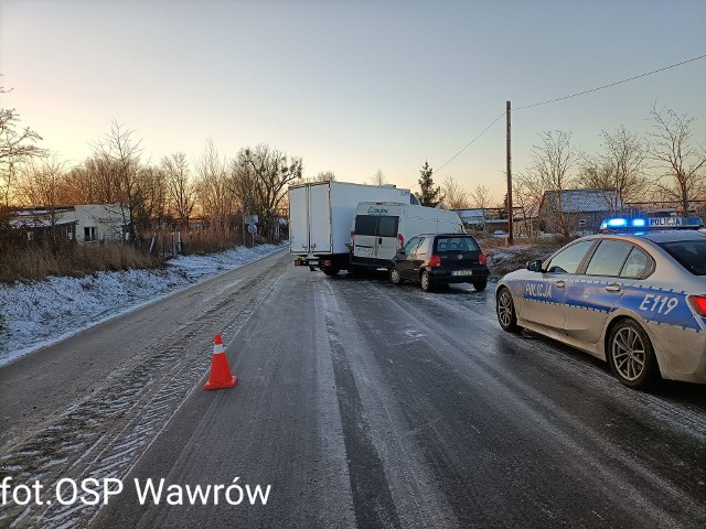 Silny wiatr, śnieżyce i mróz. Takie warunki pogodowe nie sprzyjają kierowcom. Od wczoraj notowana jest seria kolizji, stłuczek i wypadków. Wypadek za wypadkiemJuż wczoraj rano niektóre drogi w Lubuskiem zamieniły się dosłownie w szklanki. Duży problem mieli m.in. mieszkańcy Santoka, którzy nie byli w stanie dojechać do pracy. Droga na Gorzów zamieniła się w sznur stojących aut jedno za drugim.Przeczytaj też:Ludzie nie mogli dojechać do pracy. Na drogach jest szklanka!Wieczorem było już tylko gorzej. Informowaliśmy Was o serii zdarzeń drogowych. Do jednego z nich doszło w Wysokiej. Osobówka zderzyła się z ciężarówką. Jedna osoba została poszkodowana. (zdjęcia w naszej galerii)O godz. 21.00 na odcinku Lubogoszcz - Lubiatów też zderzyły się dwa samochody. - Warunki na drogach bardzo trudne, mocno zajeżdżony śnieg, który zamienił się w lód - poinformowało OSP Sława, które było na miejscu zdarzenia.Drogi są jak szklankiZ kolei dziś (21 stycznia) z samego rana doszło do kolizji w Wawrowie na os. Bermudy. Czytelnicy informują nas, że na tym odcinku było bardzo ślisko, a przejeżdżające auta "latały" po drodze.Zachowajcie szczególną ostrożność. Przed Leśniowem (k32) kobieta podczas wyprzedzania straciła panowanie nad autem i wypadł z drogi. Tam również jest bardzo ślisko! (zdjęcia  w galerii)