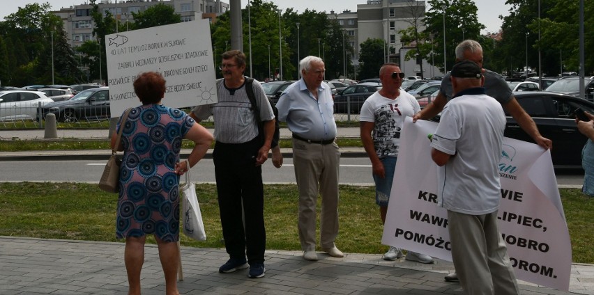 Protest wędkarzy przed Urzędem Wojewódzkim w Kielcach....