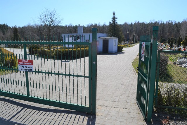 Mieszkanka Koronowa zostawiła 20 tys. zł. w śmietniku przy cmentarzu w Koronowie