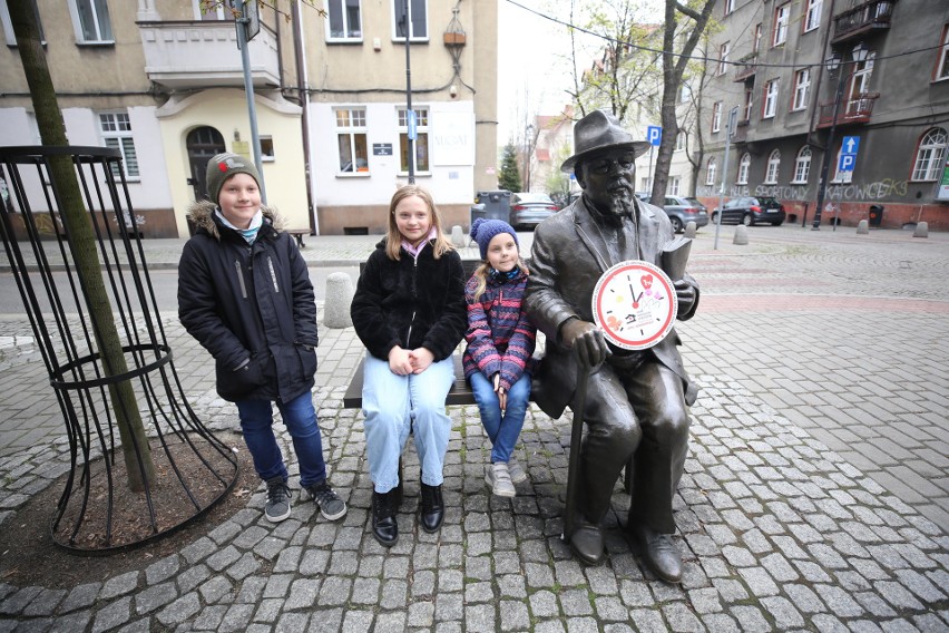 Przesuwaj zdjęcia w prawo - naciśnij strzałkę lub przycisk...