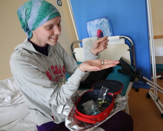 Ewa Lemankiewicz na oddziale chemioterapii cieszy się z darów od naszych czytelników.