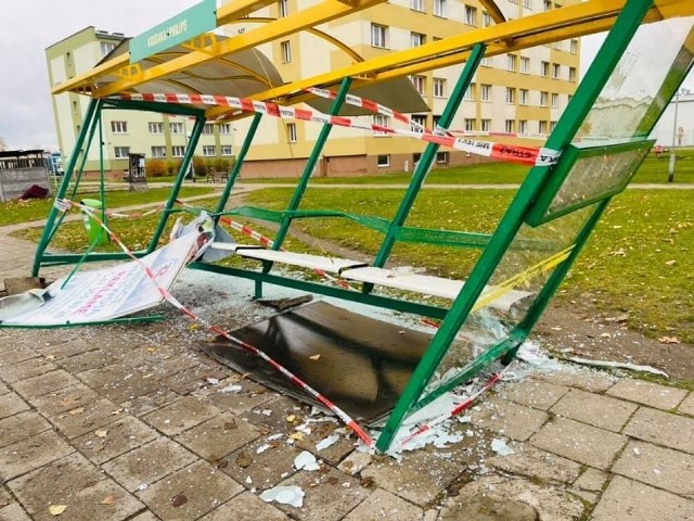 Nie wiadomo gdzie zaczął, wiadomo gdzie skończył. W sobotnią noc kierowca dostawczego samochodu wjechał w przystanek na pętli autobusowej w Pile. Po drodze zgarnął też znak drogowy. Zobacz zdjęcia -->