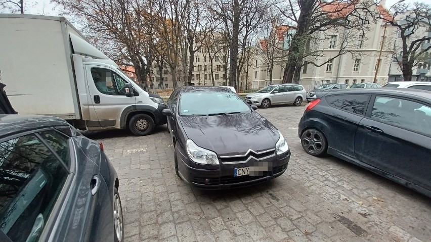 Zderzenie na ul. Nowowiejskiej we Wrocławiu. Żaden z kierowców nie czuł się winny