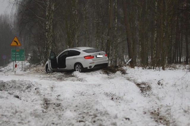 Kierowca porzucił w rowie samochód BMW X6 i uciekł.