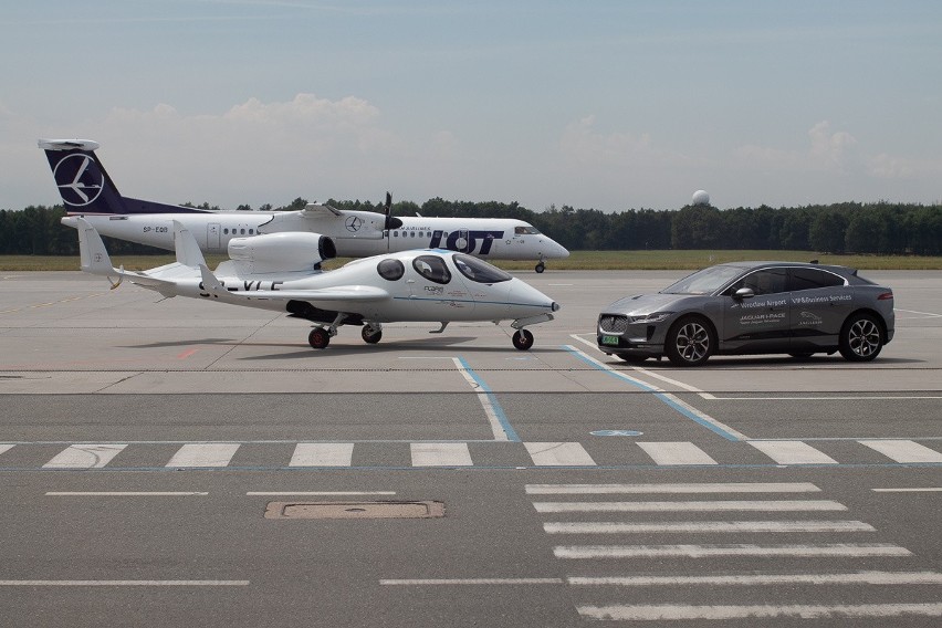 Odrzutowiec lata z prędkością 700 km/h.