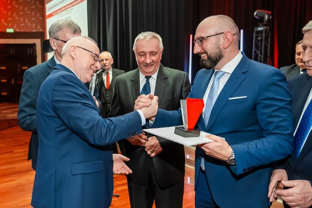 Paweł Lisowski, starosta słupski (z prawej) odbiera nagrodę z rąk Andrzeja Płonki, prezesa ZPP (z lewej). W środku Jan Olech, przewodniczący Rady Powiatu Słupskiego.