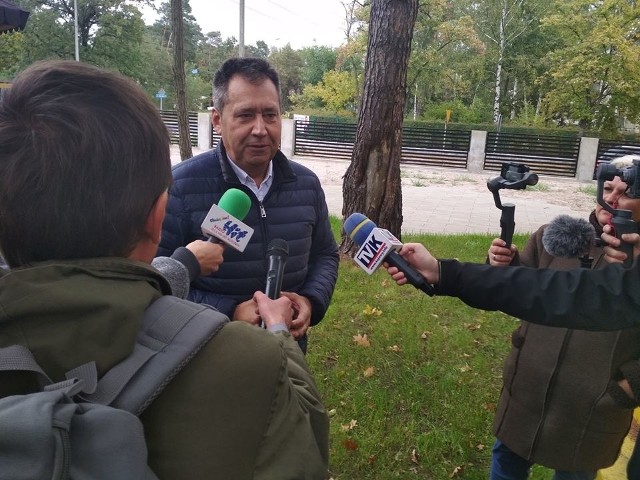 Jacek Kuźniewicz zorganizował konferencję prasową na Michelinie, w sąsiedztwie biblioteki, obok której miał stanąć plac zabaw.