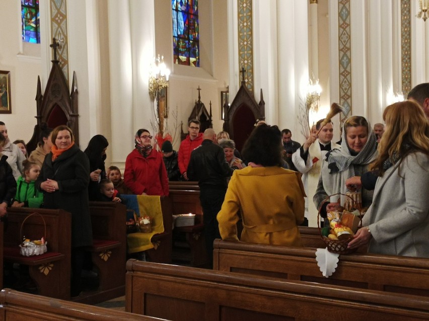 Ostrów Mazowiecka. Święcenie pokarmów w kościele Wniebowzięcia NMP dla wiernych obrządku wschodniego. Zdjęcia 23.04.2022