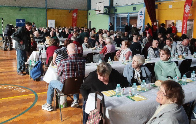 Ponad 400 bezdomnych i ubogich ze Szczecina wzięło we wtorek udział w Śniadaniu Wielkanocnym zorganizowanym przez Caritas, Straż Miejską i DK Słowianin