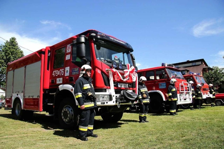 Nowy wóz bojowy dla jednostki Ochotniczej Straży Pożarnej w Sulisławicach, w gminie Łoniów. 