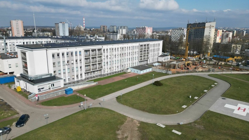 Wielka rozbudowa Wojewódzkiego Szpitala Zespolonego w Kielcach! W oczach rośnie nowoczesny blok porodowy. Zobacz zdjęcia z drona