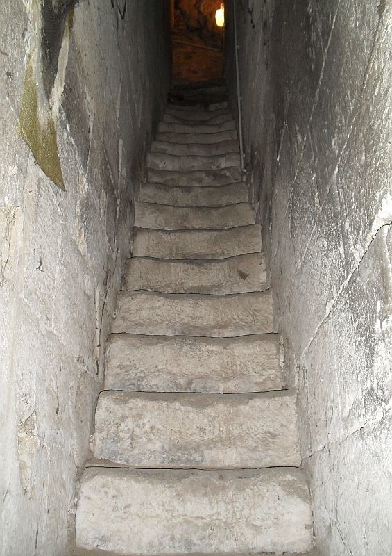 25 oryginalnych, kamiennych schodów z XII wieku - to romańska rewelacja w skalbmierskiej kolegiacie. 