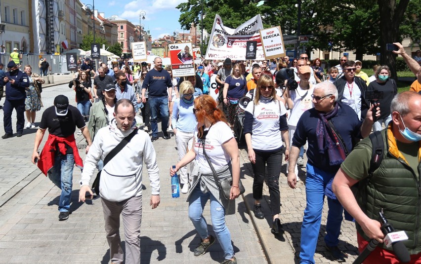 Protest antyszczepionkowców, Warszawa. Przeciwnicy obowiązku szczepień przeszli ulicami stolicy