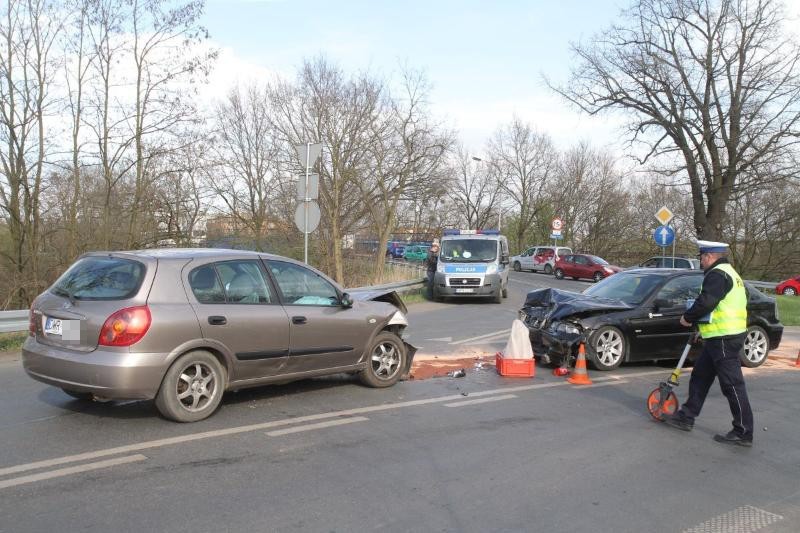 Wrocław: Groźny wypadek na Brochowie. Czołowe zderzenie BMW i nissana (ZDJĘCIA)