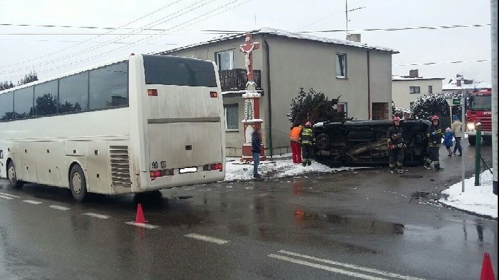 Wypadek w Radlinie: Przez śnieg nie zauważył białego autobusu... ZDJĘCIA