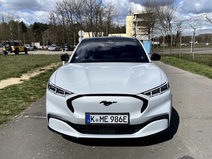 Ford Mustang Mach-E w idealny sposób wskazuje kierunek, w...