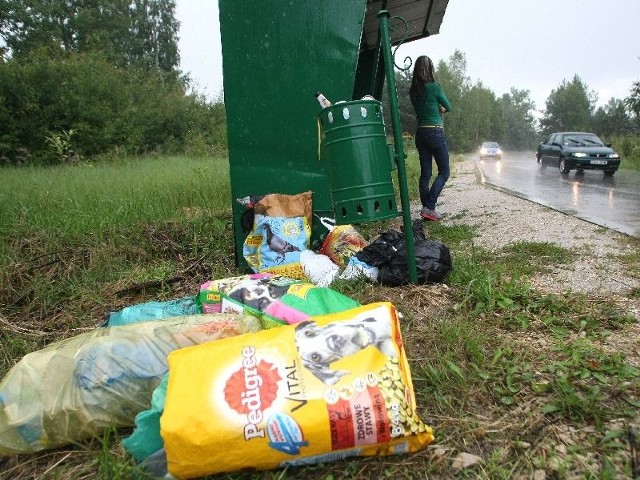 Ludzie w bezsilności wywożą śmieci na przystanek autobusowy w Ciekotach. Do tej pory nikt ich jednak nie posprzątał.