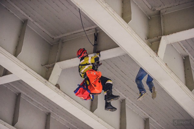 Strażacy i ratownicy wysokościowi ściągali mężczyznę z przęsła mostu w Mysłowiach