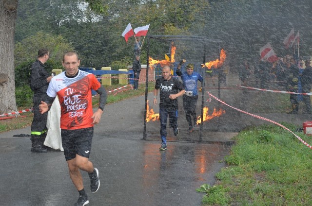 Trasa biegu każdego roku podlega pewnym modyfikacjom, jednak dystans zawsze wynosi około 8 km. Na zawodników oprócz standardowych ścianek, opon i zasiek, tym razem czekał ognisty tunel czy wodna przeprawa na linach. Łącznie musieli sforsować 34 naturalne i sztuczne przeszkody.