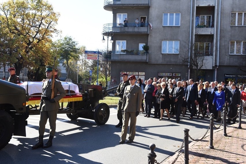 Nowy Sącz. Tłumy sądeczan na powtórnym pochówku gen. Bronisława Pierackiego