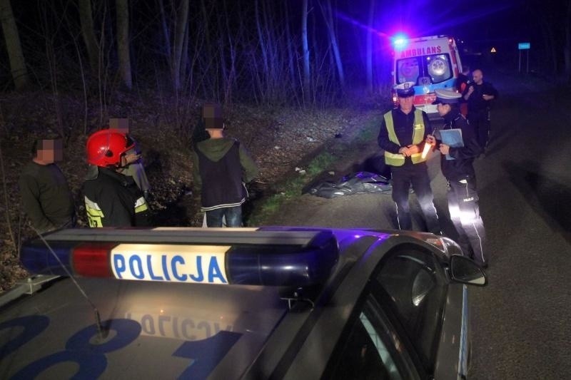 Zagadkowa śmierć na leśnej drodze pod Wrocławiem. Nie żyje młody mężczyzna (ZDJĘCIA)