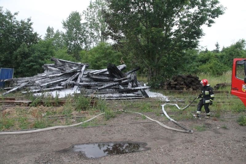 Pożar i mnóstwo dymu na Rychtalskiej. Paliły się podkłady kolejowe (ZDJĘCIA)