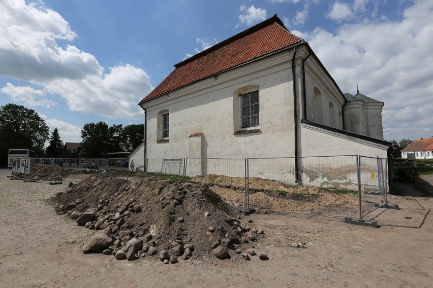 Na fragmenty zabudowań trafili archeolodzy badający teren...