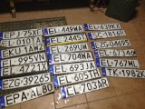 Burza w Łodzi. Setki zgubionych tablic rejestracyjnych. Kierowcy szukają "blach" zerwanych z aut w rozlewiskach deszczówki