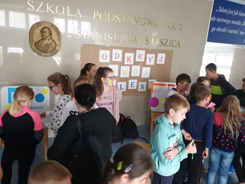 Ostrołęka. Międzynarodowy Dzień Kropki w Szkole Podstawowej nr 2
