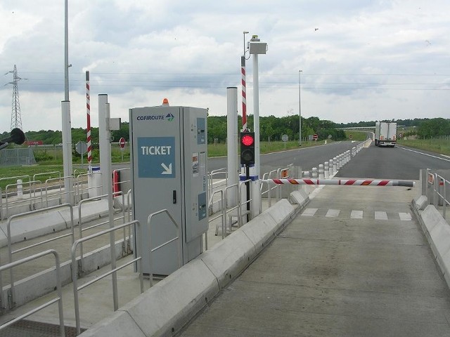 Autostrady we Francji są bardzo drogie. Ale lepiej je wybrać niż drogi lokalne. Te ostatnie są często zatłoczone.