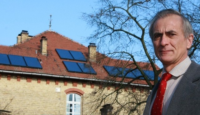 - Dzięki 230 solarom zamontowanym na dachach budynków szpitalnych koszt ogrzewania spadnie o około 30 procent - zapewnia Tadeusz Grabski, dyrektor psychiatryka.