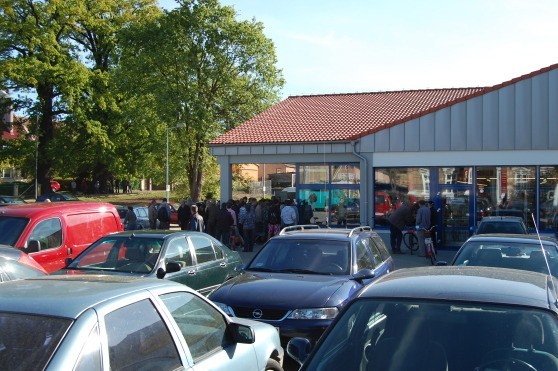 W miejscu planowanego budynku mieszkalno-usługowego przed sklepem Lidl powstał parking.