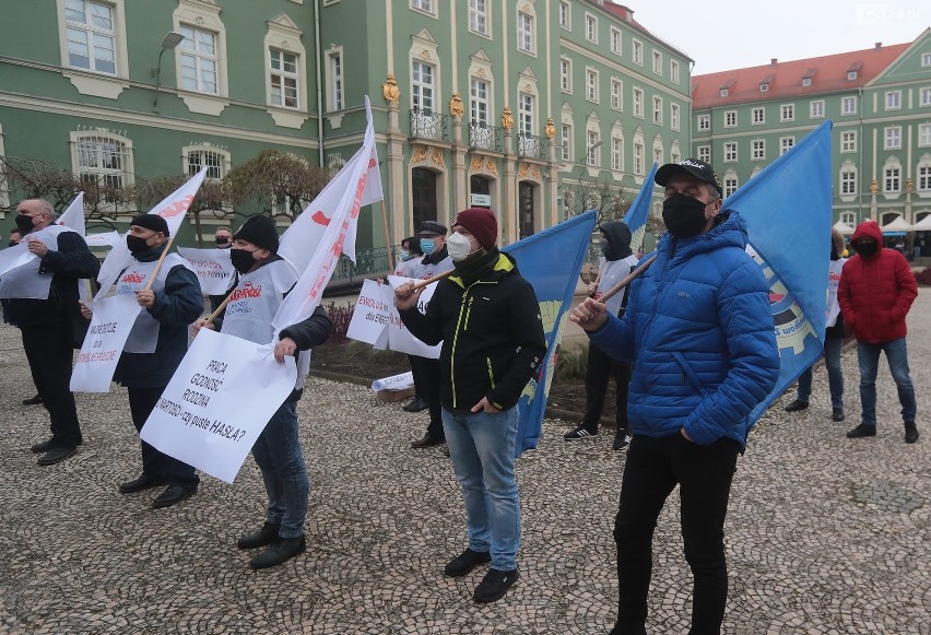 Marsz związkowców przed decyzją o przystąpieniu Szczecina do spółki New Cogen. Protest przed magistratem - 24.11.2020