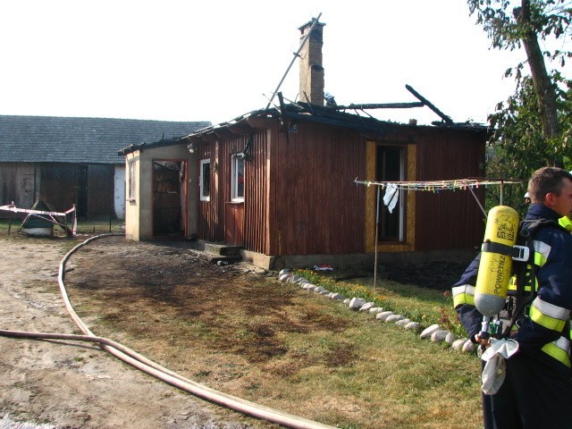 Smyków. Groźny pożar drewnianego domu. W akcji ranny został strażak [ZDJĘCIA]