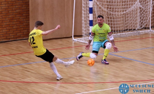 Radosław Janukiewicz (z prawej) rozegrał świetny mecz w Świeciu. Futsal Szczecin jest 7. w tabeli I ligi.