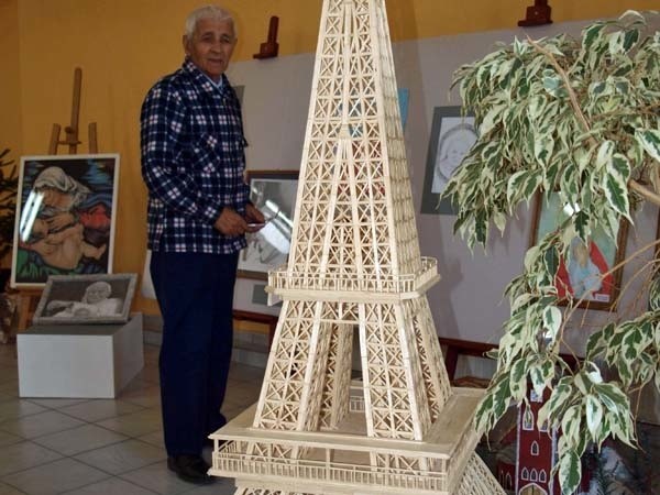 Na wystawie sztuki więziennej w Bobolicach jednym z eksponatów jest model wieży Eiffla, wykonany z zapałek.
