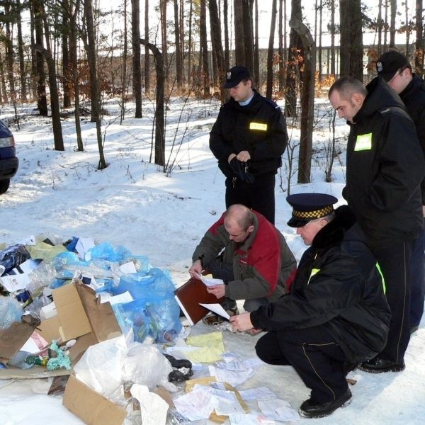 Kiedy przed dwoma laty w lutym przekazaliśmy Straży Miejskiej informację o wyrzuconych w lesie dokumentach, wezwano policję. Równie dobrze mogliśmy od razu powiadomić policję o znalezisku.