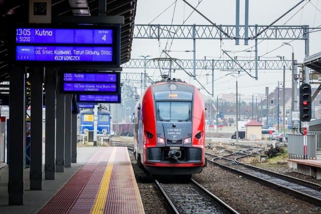 - Trwający od kilkunastu dni kryzys w Polregio, którego źródłem są kwestie finansowe (maszyniści pociągów żądają kilkusetzłotowych podwyżek) to poważny problem, bo wiąże się to z zakłóceniami w ruchu pociągów, czyli po prostu z odwoływaniem kursów. W Kujawsko-Pomorskiem dochodziło do odwoływania nawet 30 pociągów na dobę; stale otwarta pozostaje też kwestia możliwego strajku, który oznaczałby paraliż na torach - przyznaje Beata Krzemińska, rzecznik prasowy Urzędu Marszałkowskiego w Toruniu.