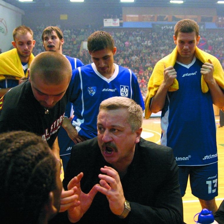 Trener Dariusz Szczubiał i koszykarze AZS.