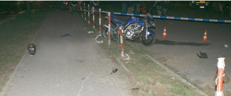 Śmiertelna ofiara brawury - motocyklista nie żyje (zdjęcia)
