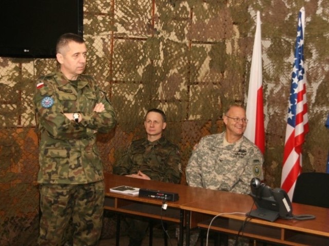 Amerykańscy gwardziści służą pod dowództwem gen. bryg. Sławomira Wojciechowskiego (pierwszy z lewej) - dowódcy 17. Wielkopolskiej Brygady Zmechanizowanej.