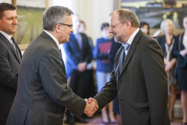 Profesor Dariusz Janecki odbiera nominację z rąk prezydenta Bronisława Komorowskiego.