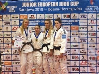 Eliza Wróblewska (z lewej) na podium Pucharu Europy Juniorek w Sarajewie